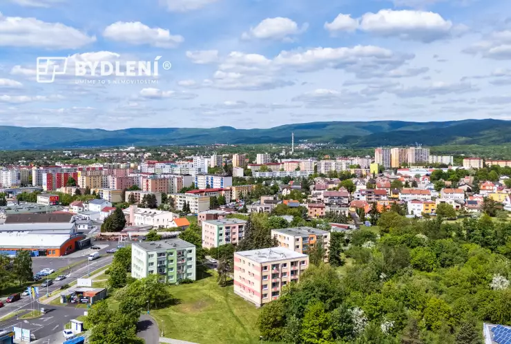 panelový dům a okolí