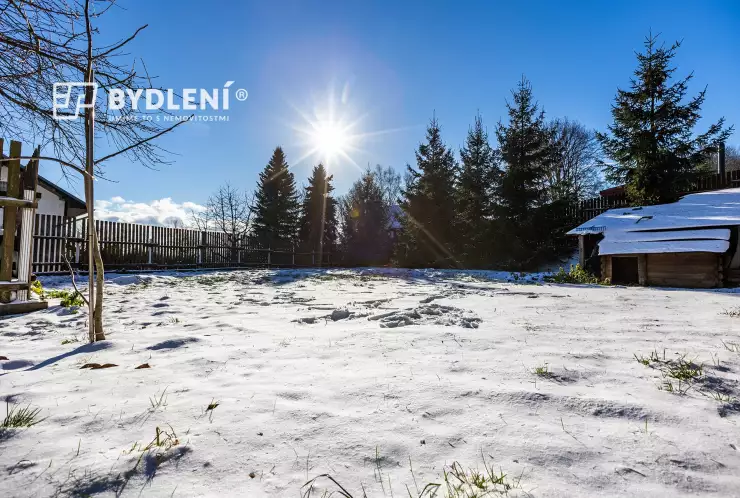 Pozemek je převážně rovinatý