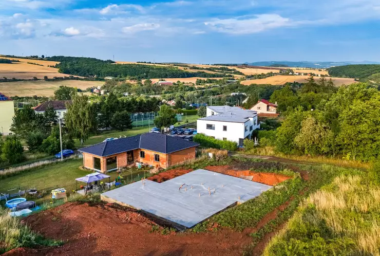 pozemek se základovou deskou