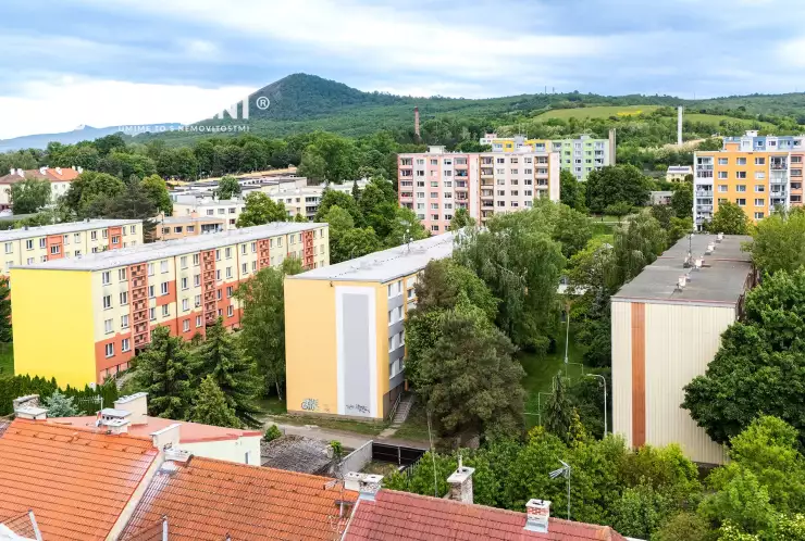 panelový dům a okolí
