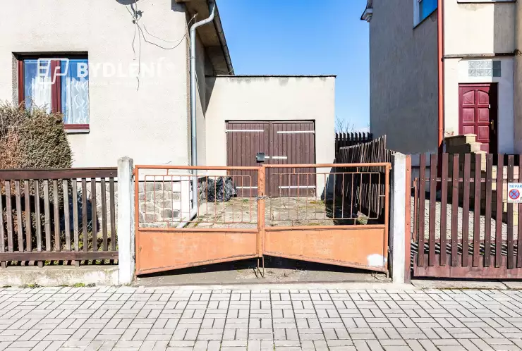 garáž s příjezdovou cestou