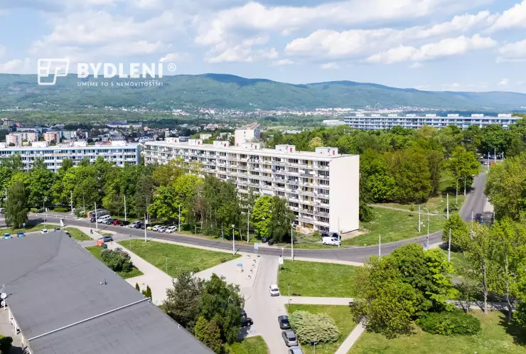 pohled na dům a okolí