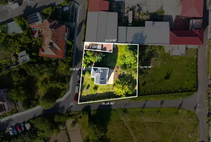 pohled na dům a zahradu ze shora