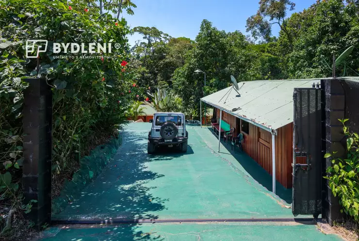 Příjezdová brána