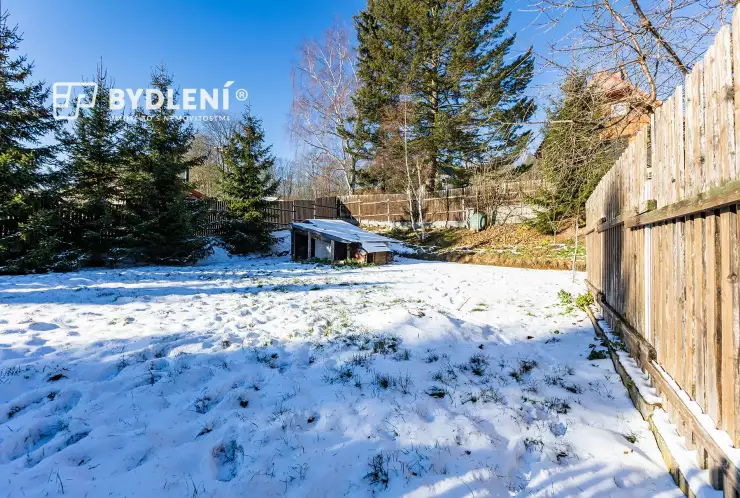 Pozemek je převážně rovinatý