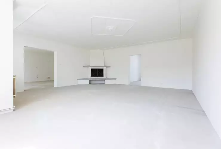 Prostorný obývací pokoj s krbem