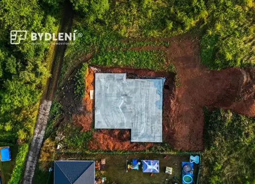 Pozemek se základovou deskou, Za Školou, Bystřany